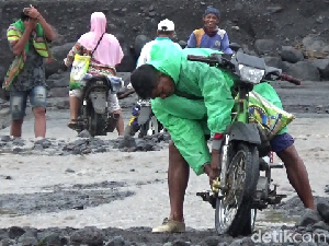 Tak Ada Akses Jalan Lain, Warga Lumajang Nekat Seberangi Aliran Lahar Semeru Tak Ada Akses Jalan Lain, Warga Lumajang Nekat Seberangi Aliran Lahar Semeru