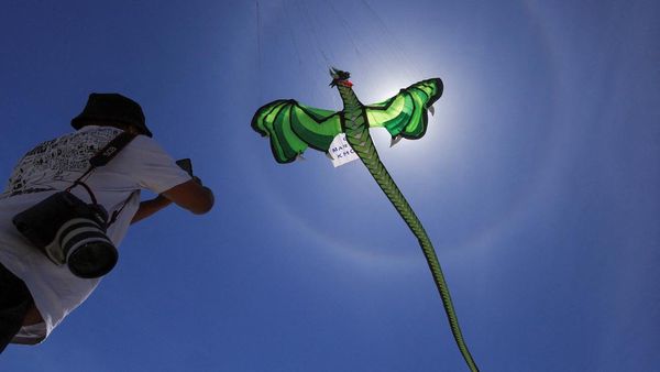 Wow! Ada Naga Terbang di Langit Afrika Selatan