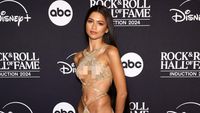 Gaya Seksi  Zendaya Tampil a la Cher di Rock & Roll Hall of Fame 2024