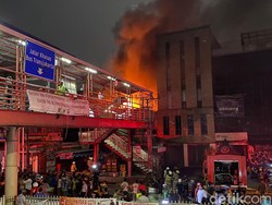 Api Masih Menyala, Damkar Tambah Personel Padamkan Kebakaran Ruko Mampang