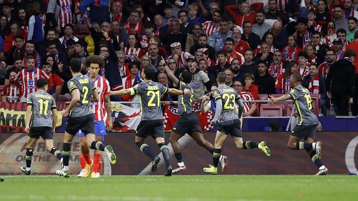 Soccer Football - Champions League - Atletico Madrid v Lille - Civitas Metropolitano, Madrid, Spain - October 23, 2024 Lilles Jonathan David celebrates scoring their third goal with teammates REUTERS/Juan Medina