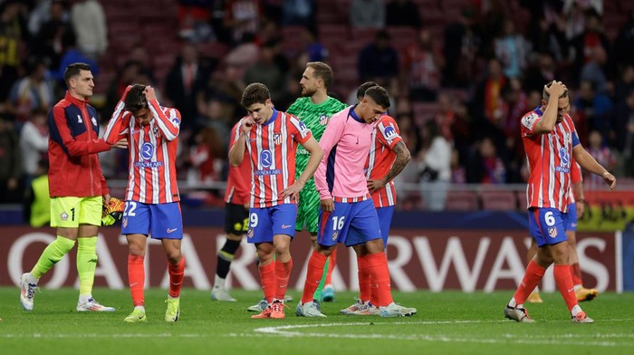 MADRID, SPAIN - OCTOBER 23: (L-R) Giuliano Simeone of Atletico Madrid , Julian Alvarez of Atletico Madrid , Nahuel Molina of Atletico Madrid , Koke of Atletico Madrid disappointed after the lost game during the UEFA Champions League  match between Atletico Madrid v Lille at the Estadio Civitas Metropolitano on October 23, 2024 in Madrid Spain (Photo by Maria Gracia Jimenez/Soccrates/Getty Images)