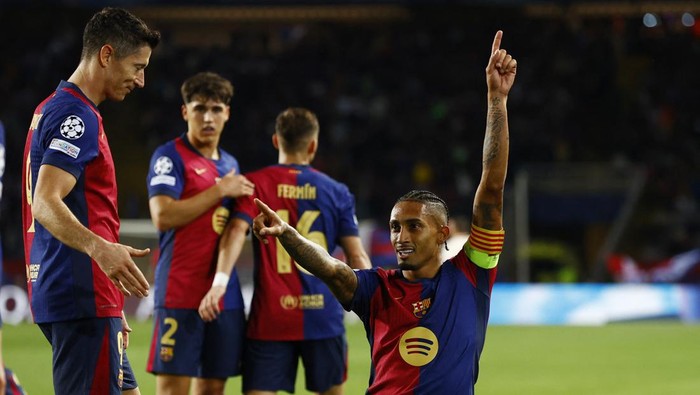 Soccer Football - Champions League - FC Barcelona v Bayern Munich - Estadi Olimpic Lluis Companys, Barcelona, Spain - October 23, 2024 FC Barcelonas Raphinha celebrates scoring their fourth goal to complete a hat-trick REUTERS/Bruna Casas