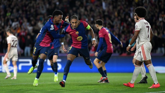 BARCELONA, SPAIN - OCTOBER 23: Raphinha of FC Barcelona celebrates scoring his teams first goal with teammates during the UEFA Champions League 2024/25 League Phase MD3 match between FC Barcelona and FC Bayern Munchen at Estadi Olimpic Lluis Companys on October 23, 2024 in Barcelona, Spain. (Photo by David Ramos/Getty Images)