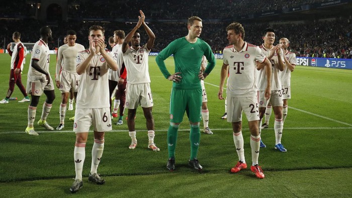 Soccer Football - Champions League - FC Barcelona v Bayern Munich - Estadi Olimpic Lluis Companys, Barcelona, Spain - October 23, 2024 Bayern Munichs Joshua Kimmich and teammates applaud fans after the match REUTERS/Albert Gea