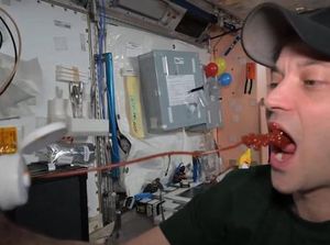 Begini Cara Astronot Makan Saus Tomat di Luar Angkasa Begini Cara Astronot Makan Saus Tomat di Luar Angkasa