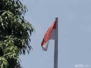 Lusuhnya Bendera di Halaman Gedung DPRD Kabupaten Sukabumi Lusuhnya Bendera di Halaman Gedung DPRD Kabupaten Sukabumi