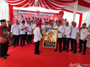 Momen Sekda Klaten Hadiahi Bupati Sri Mulyani Pigura saat Sambang Warga Momen Sekda Klaten Hadiahi Bupati Sri Mulyani Pigura saat Sambang Warga