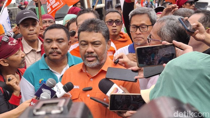 Buruh demo di Patung Kuda menuntut peningkatan upah hingga 10 persen. Massa Buruh Ancam Bakal Mogok Nasional dan menggelar aksi unjuk rasa di Patung Kuda, Jakarta Pusat. Mereka menuntut peningkatan upah hingga 8-10