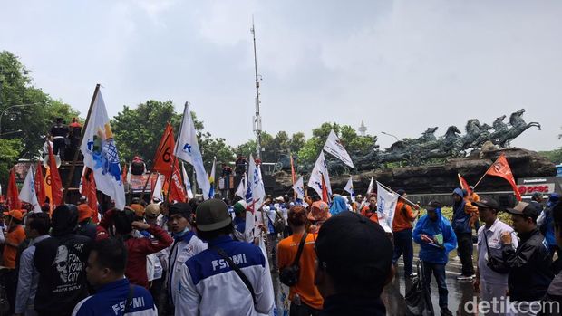 Buruh demo di Patung Kuda menuntut peningkatan upah hingga 10 persen.