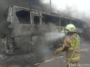 Sopir Turunkan Puluhan Anak TK Saat Lihat Percikan Api di Belakang Bus Sopir Turunkan Puluhan Anak TK Saat Lihat Percikan Api di Belakang Bus