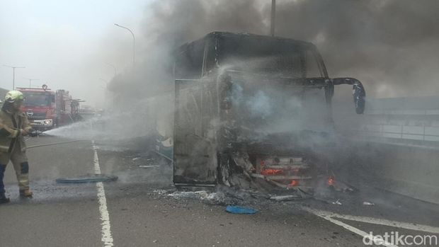 Bus pariwisata angkut 58 anak TK terbakar di Tol Wiyoto WIyono