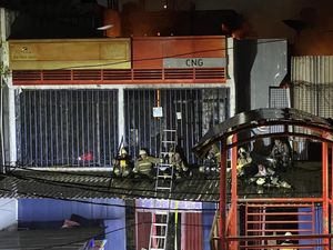 Potret Petugas Damkar Duduk Kelelahan Saat Padamkan Api di Ruko Mampang