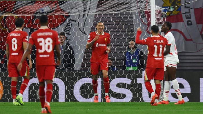Soccer Football - Champions League - RB Leipzig v Liverpool - Red Bull Arena, Leipzig, Germany - October 23, 2024 Liverpools Darwin Nunez celebrates scoring their first goal with Mohamed Salah REUTERS/Lisi Niesner