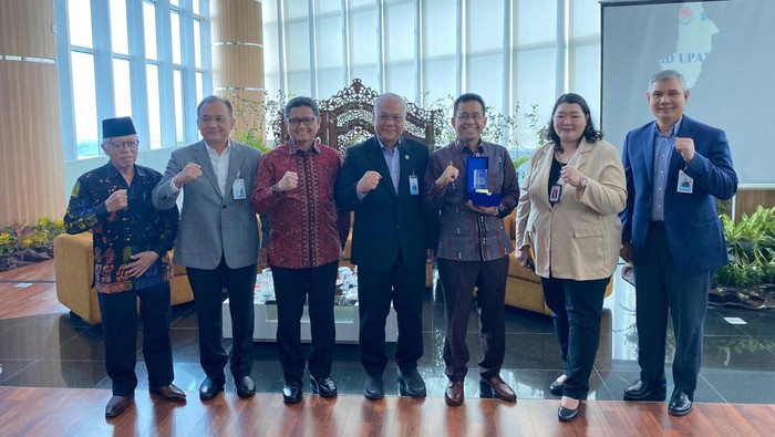 Direktur Bank Sumsel Babel foto bareng usai FGD Direktur Bank Sumsel Babel foto bareng usai FGD