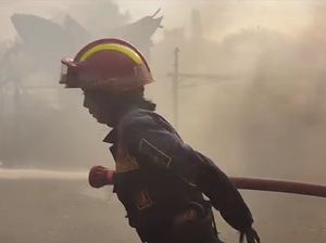 Video Viral 2 Petugas Wanita Damkar Bogor Dilempar Batu saat Bertugas Video Viral 2 Petugas Wanita Damkar Bogor Dilempar Batu saat Bertugas