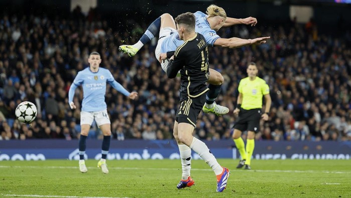 MANCHESTER, ENGLAND - OCTOBER 23: Erling Haaland of Manchester City back heels his goal during the UEFA Champions League 2024/25 League Phase MD3 match between Manchester City and AC Sparta Praha at City of Manchester Stadium on October 23, 2024 in Manchester, England. (Photo by Richard Sellers/Sportsphoto/Allstar via Getty Images)