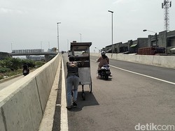 Keluh Pedagang Ciroyom, Kini Harus Dorong Gerobak ke Flyover