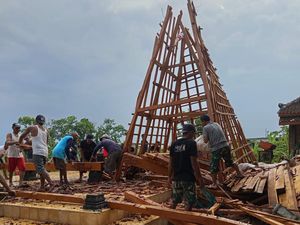 Rumah Joglo di Balai Desa Lamongan Ambruk Tersapu Hujan Angin