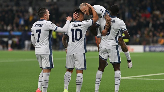 BERN, SWITZERLAND - OCTOBER 23: Federico Dimarco of FC Internazionale celebrates with teammates Piotr Zielinski, Lautaro Martinez and Marcus Thuram following the teams victory during the UEFA Champions League 2024/25 League Phase MD3 match between BSC Young Boys and FC Internazionale Milano at Stadion Wankdorf on October 23, 2024 in Bern, Switzerland. (Photo by Simone Arveda - UEFA/UEFA via Getty Images)
