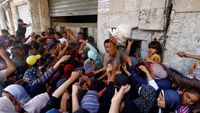 Jangan Lagi Buang Makanan, Lihat Nih Warga Gaza Antre Roti
