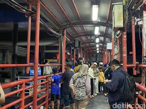Ruko di Mampang Jaksel Kebakaran, Warga Padati JPO Ruko di Mampang Jaksel Kebakaran, Warga Padati JPO