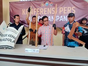 2 Pelaku Perusakan Rumah Eks Kades di Sampang Ditangkap, 8 Masih DPO 2 Pelaku Perusakan Rumah Eks Kades di Sampang Ditangkap, 8 Masih DPO