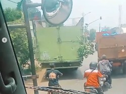 Video Penampakan 3 Kendaraan Terlibat Kecelakaan Beruntun di Bekasi