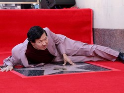 Video: Aksi Kocak Ken Jeong Crazy Rich Asians saat Dapat Walk of Fame