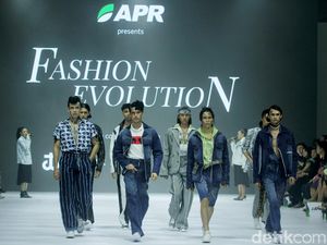 JFW 2025: Denim di Tangan Tities Saputra & Danjyo Hiyoji, Jadi Koleksi Rockstar JFW 2025: Denim di Tangan Tities Saputra & Danjyo Hiyoji, Jadi Koleksi Rockstar