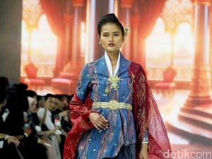 Kreasi Era Soekamto Gabungkan Tenun Sambas dengan Batik Jawa di JFW 2024 Kreasi Era Soekamto Gabungkan Tenun Sambas dengan Batik Jawa di JFW 2024
