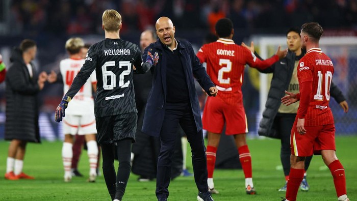 Soccer Football - Champions League - RB Leipzig v Liverpool - Red Bull Arena, Leipzig, Germany - October 23, 2024 Liverpool manager Arne Slot reacts with Caoimhin Kelleher after the match REUTERS/Lisi Niesner