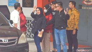 Senyum Semringah Medina Zein Bebas dari Penjara