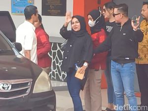 Senyum Semringah Medina Zein Bebas dari Penjara