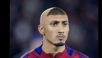 Ada yang menyamakannya dengan legenda Brasil Ronaldo, yang juga pernah main di Barca. Foto: dok. Internet/X (Twitter)