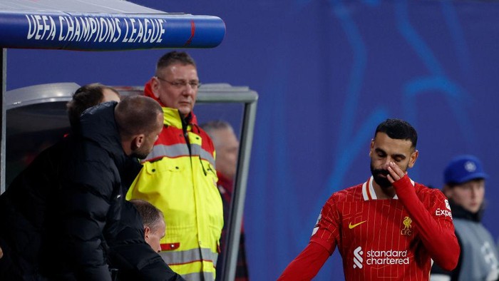 LEIPZIG, GERMANY - OCTOBER 23: (L-R) assistant coach John Heitinga of Liverpool, assistant coach Sipke Hulshoff of Liverpool, Mohamed Salah of Liverpool  during the UEFA Champions League  match between RB Leipzig v Liverpool at the Red Bull Arena on October 23, 2024 in Leipzig Germany (Photo by Rico Brouwer/Soccrates/Getty Images)