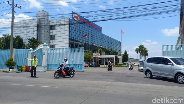 Buruh mengendarai sepeda keluar dari pabrik PT Sri Rejeki Isman Tbk (Sritex) di Sukoharjo, Jawa Tengah, Kamis (24/10/2024). Pengadilan Negeri (PN) Niaga Semarang menyatakan perusahaan tekstil PT Sri Rejeki Isman Tbk (SRIL) atau Sritex dinyatakan pailit, hal tersebut tercantum dalam putusan dengan nomor problem 2/Pdt.Sus-Homologasi/2024/PN Niaga Semarang.