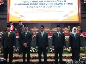 5 Pimpinan DPRD Jatim Diambil Sumpah Jabatan, ini Daftarnya 5 Pimpinan DPRD Jatim Diambil Sumpah Jabatan, ini Daftarnya