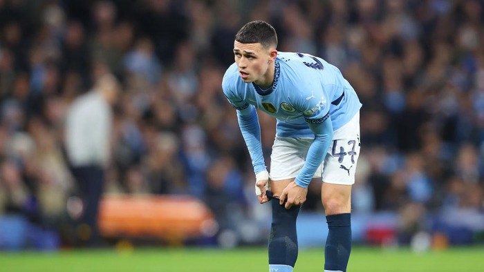 MANCHESTER, ENGLAND - OCTOBER 23: Phil Foden of Manchester City pulls up his socks during the UEFA Champions League 2024/25 League Phase MD3 match between Manchester City and AC Sparta Praha at City of Manchester Stadium on October 23, 2024 in Manchester, England. (Photo by Copa/Getty Images)