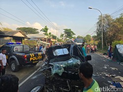 Pikap Muat Roti Adu Banteng dengan Truk di Sampang, 1 Orang Tewas-1 Luka
