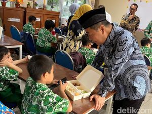 12 Hari Uji Coba, Pemprov DKI Bagikan 10.448 Paket Makan Bergizi Gratis 12 Hari Uji Coba, Pemprov DKI Bagikan 10.448 Paket Makan Bergizi Gratis