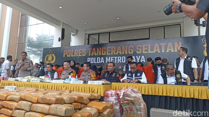 Polres Metro Tangsel menangkap 15 tersangka pengedar narkoba jaringan nasional dan internasional. Total barang bukti narkoba yang disita senilai Rp 77 miliar. (Diah Puspaningrum/detikcom) Polres Metro Tangsel menangkap 15 tersangka pengedar narkoba jaringan nasional dan internasional. Total barang bukti narkoba yang disita senilai Rp 77 miliar. (Diah Puspaningrum/detikcom)