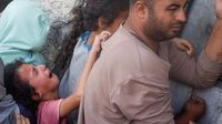 Potret Gadis Kecil Palestina Menangis Saat Antre Roti