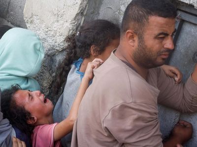 Potret Gadis Kecil Palestina Menangis Saat Antre Roti