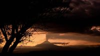 Potret Gunung Popocatepetl di Meksiko Muntahkan Abu Vulkanik