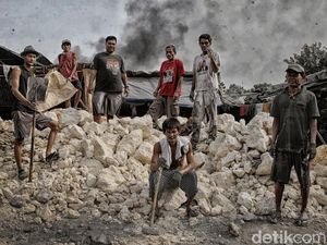 Potret Penambang Batu Kapur di Karawang