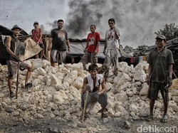 Potret Penambang Batu Kapur di Karawang