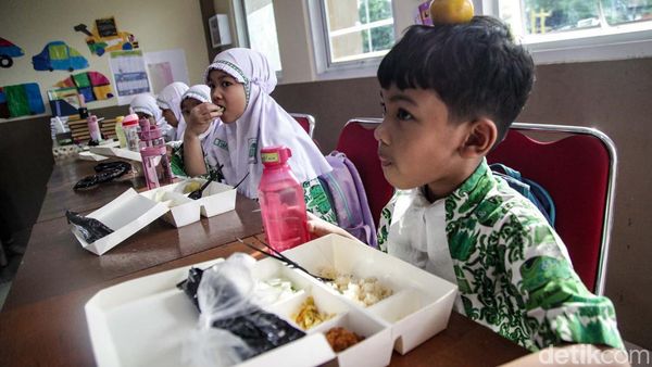 Potret Uji Coba Makan Bergizi Gratis di SD Swasta Jakarta