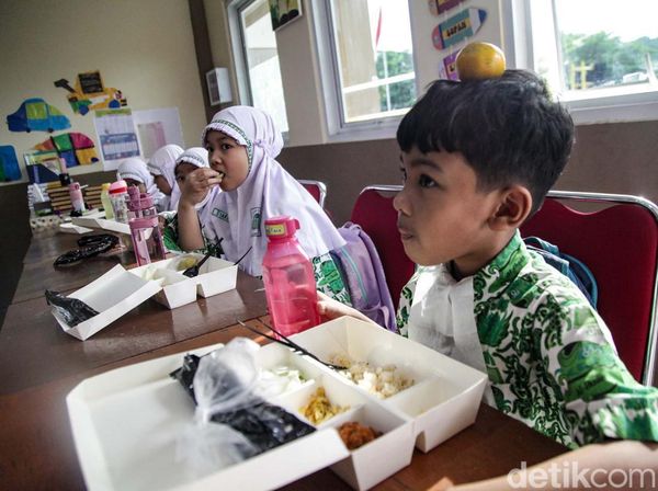 Potret Uji Coba Makan Bergizi Gratis di SD Swasta Jakarta