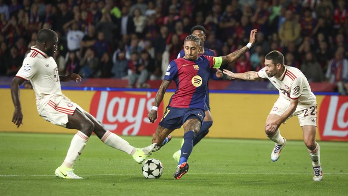 BARCELONA, SPAIN - OCTOBER 23: Raphinha of FC Barcelona competes during the UEFA Champions League day 3 football match between FC Barcelona and FC Bayern Munich at the Estadi Olimpic Lluis Companys in Barcelona, Spain on October 23, 2024. (Photo by Adria Puig/Anadolu via Getty Images)